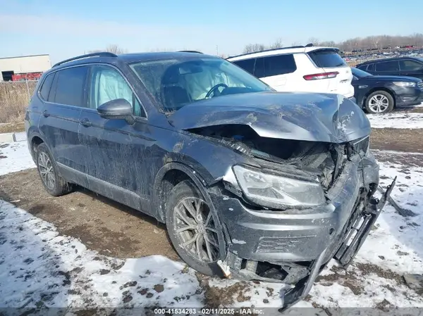 3VV2B7AX5JM211816 2018 VOLKSWAGEN TIGUAN - Image 1