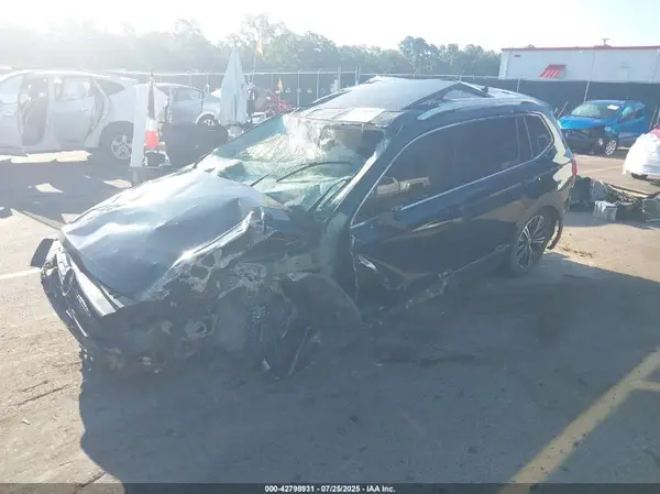 3VV2B7AX6JM028375 2018 VOLKSWAGEN TIGUAN - Image 2