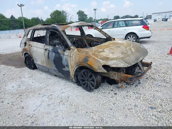 3VV2B7AX6JM167289 2018 VOLKSWAGEN TIGUAN - Image 1