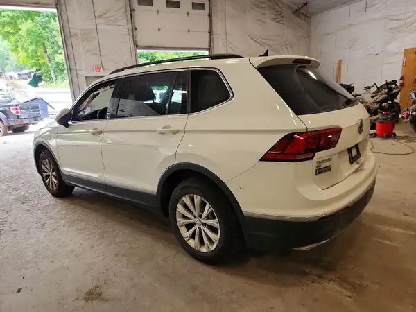 3VV2B7AX7JM151831 2018 VOLKSWAGEN TIGUAN - Image 2
