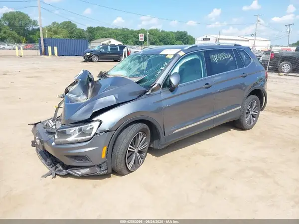 3VV2B7AX7JM178043 2018 VOLKSWAGEN TIGUAN - Image 2