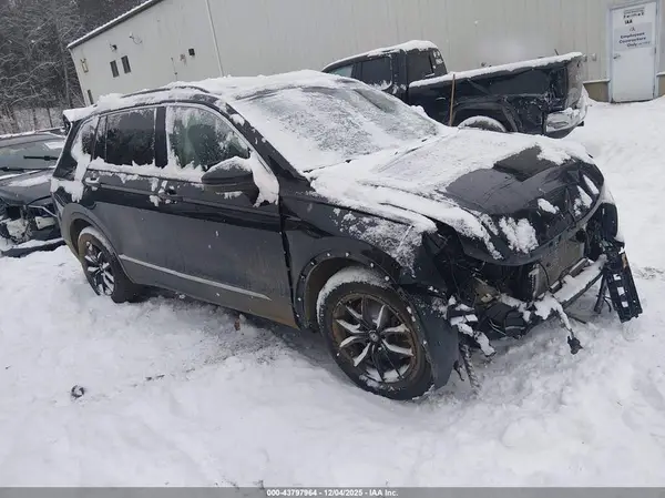 3VV2B7AX7JM185655 2018 VOLKSWAGEN TIGUAN - Image 1