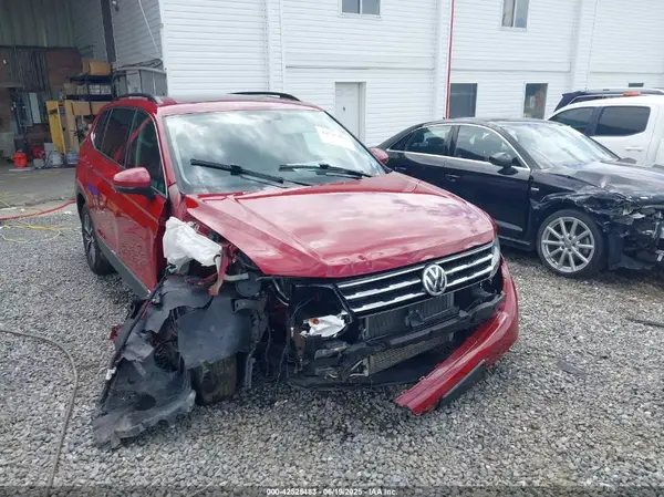 3VV2B7AX7JM197319 2018 VOLKSWAGEN TIGUAN - Image 1