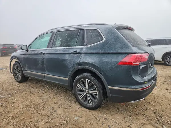 3VV2B7AX8JM025641 2018 VOLKSWAGEN TIGUAN - Image 2