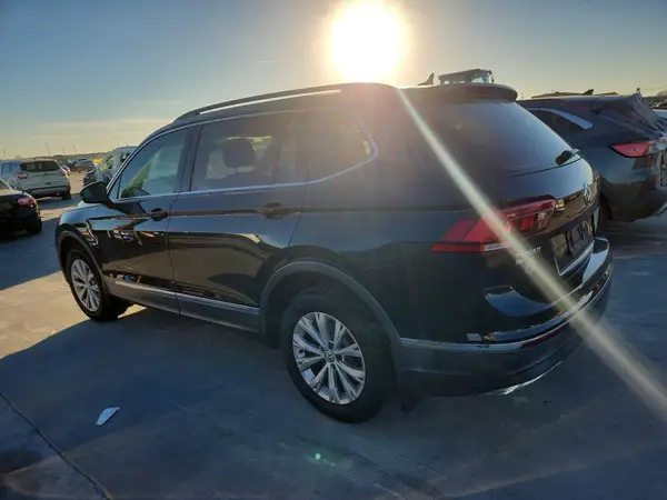 3VV2B7AX8JM028071 2018 VOLKSWAGEN TIGUAN - Image 2