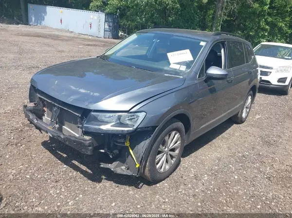 3VV2B7AX8JM068960 2018 VOLKSWAGEN TIGUAN - Image 2