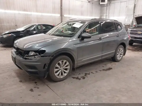 3VV2B7AX8JM069767 2018 VOLKSWAGEN TIGUAN - Image 2