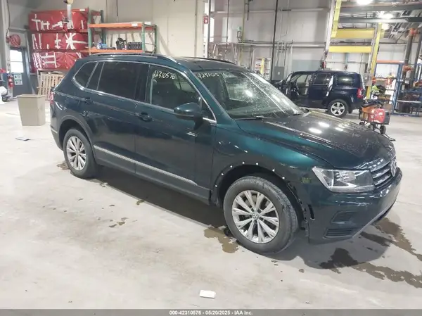 3VV2B7AX8JM113976 2018 VOLKSWAGEN TIGUAN - Image 1