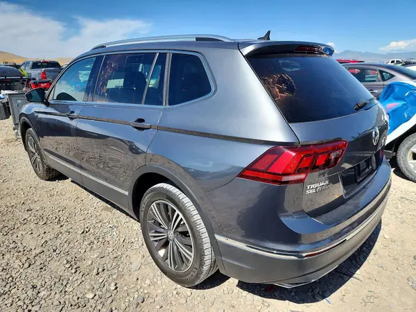 3VV2B7AX8JM165060 2018 VOLKSWAGEN TIGUAN - Image 2