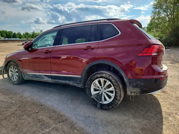 3VV2B7AX8JM180352 2018 VOLKSWAGEN TIGUAN - Image 2