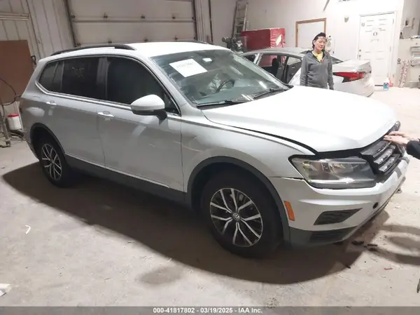 3VV2B7AX9JM201774 2018 VOLKSWAGEN TIGUAN - Image 1
