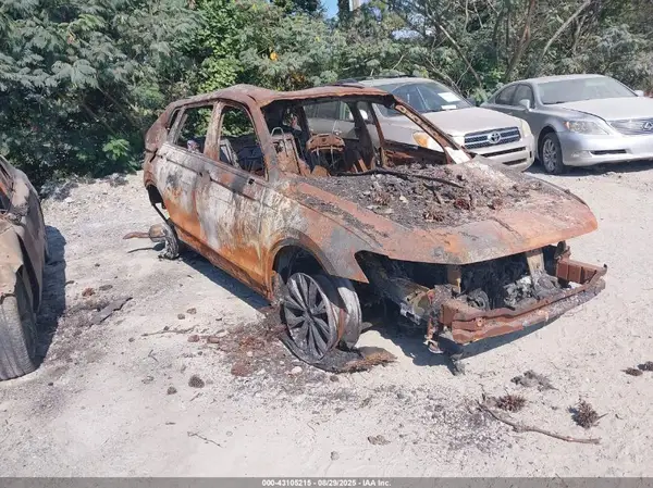 3VV3B7AX0JM006487 2018 VOLKSWAGEN TIGUAN - Image 1