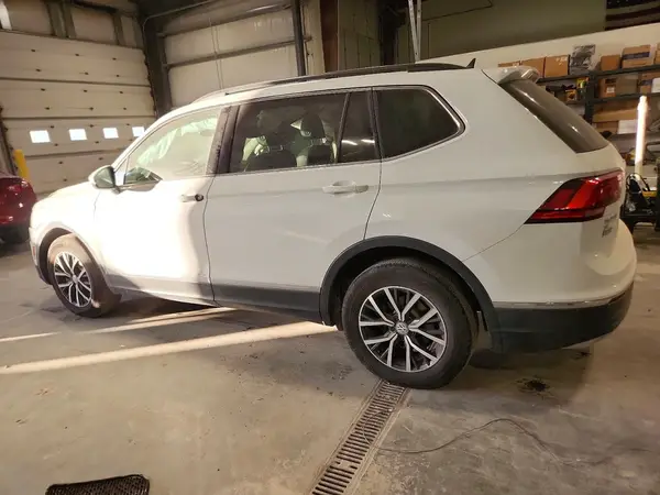 3VV3B7AX0JM019739 2018 VOLKSWAGEN TIGUAN - Image 2