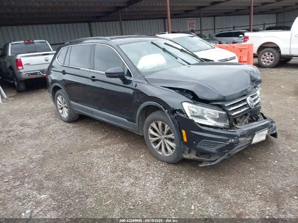 3VV3B7AX0JM050070 2018 VOLKSWAGEN TIGUAN - Image 1