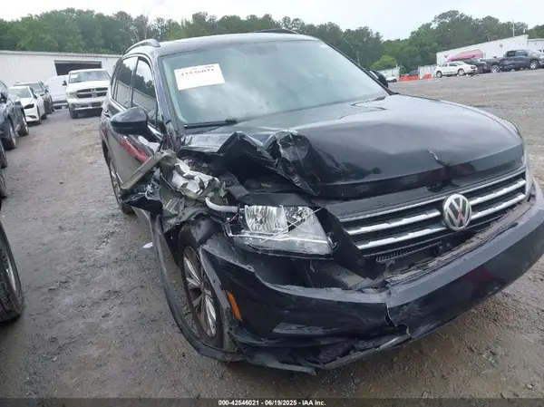 3VV3B7AX0JM176056 2018 VOLKSWAGEN TIGUAN - Image 1