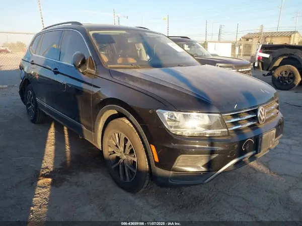 3VV3B7AX0JM185520 2018 VOLKSWAGEN TIGUAN - Image 1