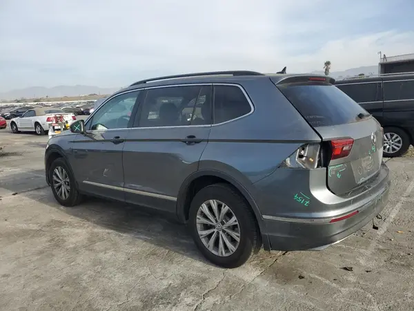 3VV3B7AX0JM213543 2018 VOLKSWAGEN TIGUAN - Image 2