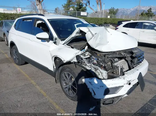 3VV3B7AX0LM055689 2020 VOLKSWAGEN TIGUAN - Image 1