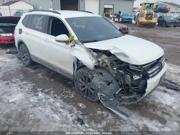 3VV3B7AX1JM028577 2018 VOLKSWAGEN TIGUAN - Image 1