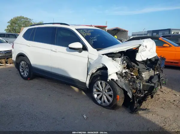 3VV3B7AX1JM086866 2018 VOLKSWAGEN TIGUAN - Image 1