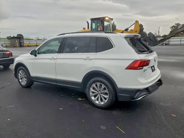 3VV3B7AX2JM132298 2018 VOLKSWAGEN TIGUAN - Image 2
