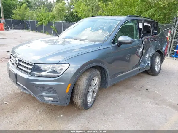 3VV3B7AX3JM010727 2018 VOLKSWAGEN TIGUAN - Image 2