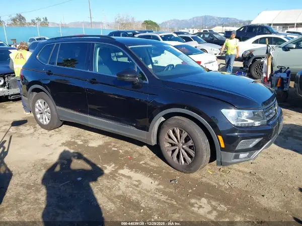 3VV3B7AX3JM010808 2018 VOLKSWAGEN TIGUAN - Image 1