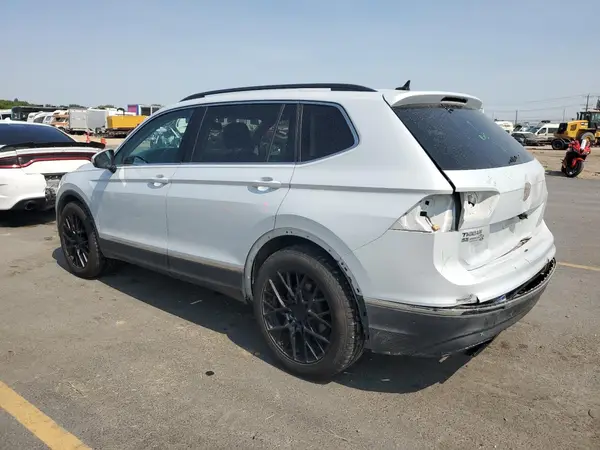3VV3B7AX4JM073013 2018 VOLKSWAGEN TIGUAN - Image 2