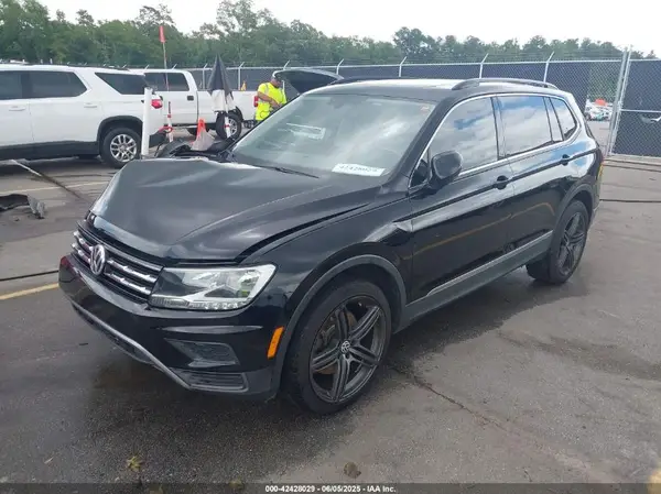 3VV3B7AX7JM076018 2018 VOLKSWAGEN TIGUAN - Image 2