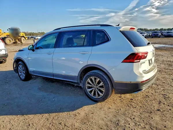 3VV3B7AX8JM001070 2018 VOLKSWAGEN TIGUAN - Image 2