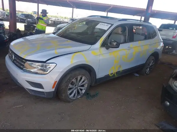 3VV3B7AX8JM132211 2018 VOLKSWAGEN TIGUAN - Image 2