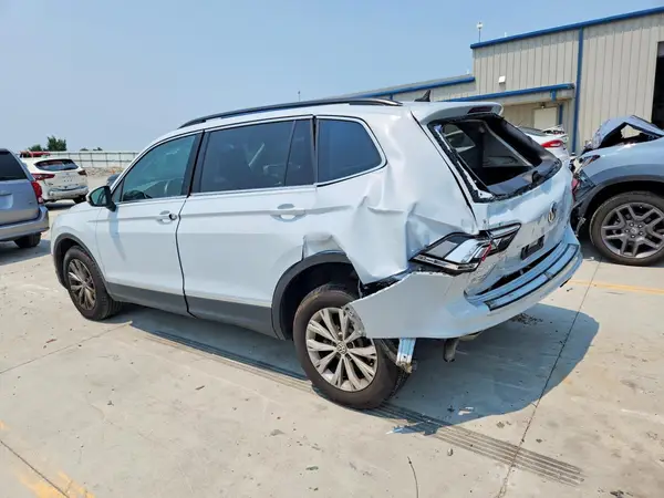 3VV3B7AX8JM214150 2018 VOLKSWAGEN TIGUAN - Image 2