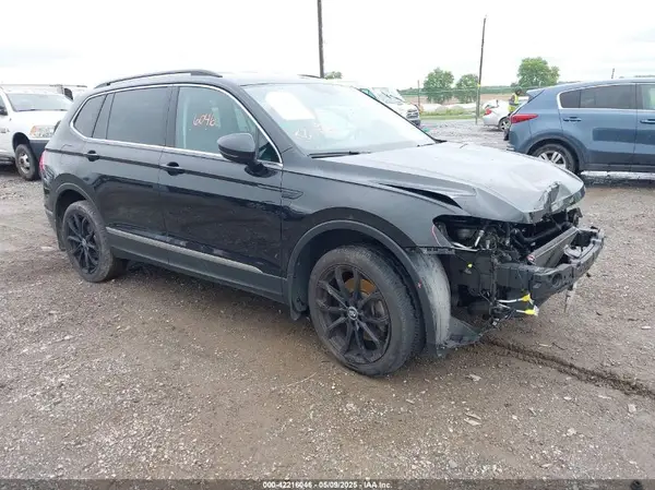 3VV3B7AXXJM090706 2018 VOLKSWAGEN TIGUAN - Image 1