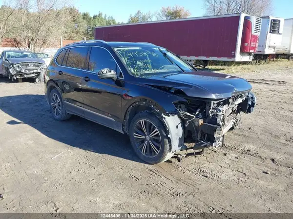 3VV4B7AX0JM161268 2018 VOLKSWAGEN TIGUAN - Image 1