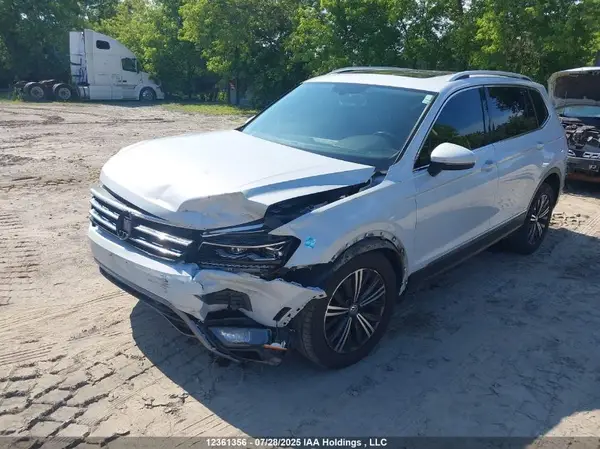 3VV4B7AX0JM190723 2018 VOLKSWAGEN TIGUAN - Image 2