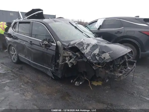 3VV4B7AX0KM180999 2019 VOLKSWAGEN TIGUAN - Image 1