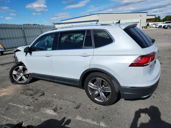3VV4B7AX1JM110250 2018 VOLKSWAGEN TIGUAN - Image 2
