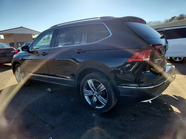 3VV4B7AX2JM003823 2018 VOLKSWAGEN TIGUAN - Image 2