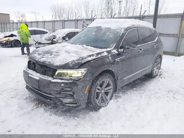 3VV4B7AX3JM142939 2018 VOLKSWAGEN TIGUAN - Image 2