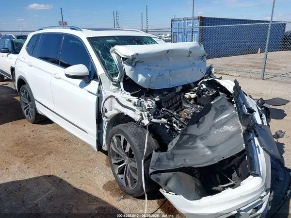 3VV4B7AX3JM192532 2018 VOLKSWAGEN TIGUAN - Image 1