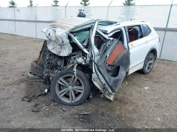 3VV4B7AX6JM140991 2018 VOLKSWAGEN TIGUAN - Image 2