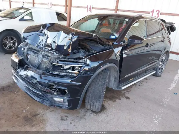3VV4B7AX7JM190573 2018 VOLKSWAGEN TIGUAN - Image 2