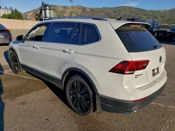 3VV4B7AX7JM197667 2018 VOLKSWAGEN TIGUAN - Image 2