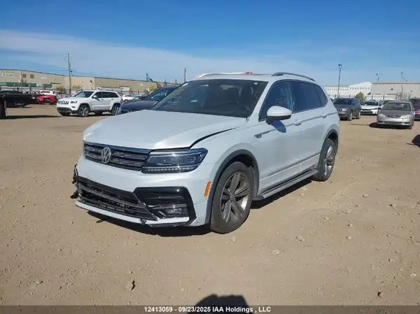 3VV4B7AX7JM210983 2018 VOLKSWAGEN TIGUAN - Image 2