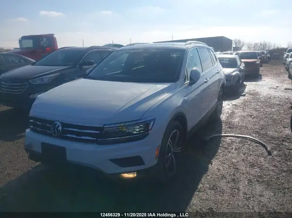 3VV4B7AX8JM079983 2018 VOLKSWAGEN TIGUAN - Image 2