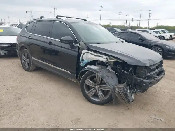 3VV4B7AX8JM083550 2018 VOLKSWAGEN TIGUAN - Image 1