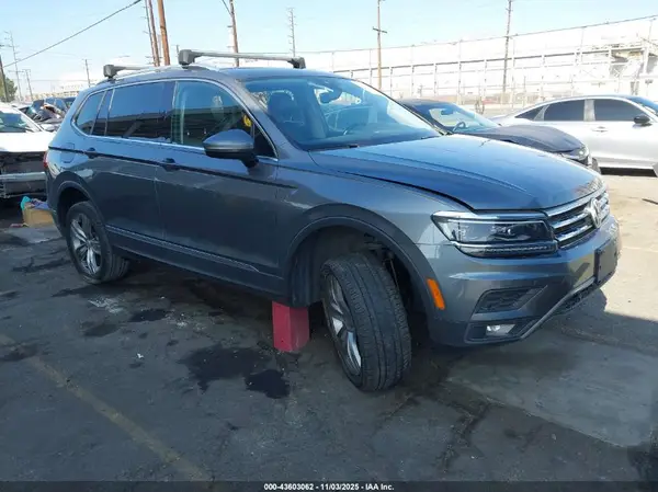 3VV4B7AX9JM001793 2018 VOLKSWAGEN TIGUAN - Image 1