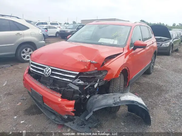 3VV4B7AX9JM012759 2018 VOLKSWAGEN TIGUAN - Image 2