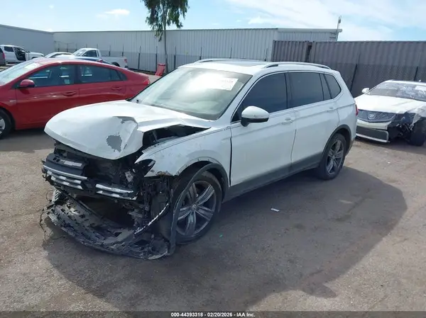 3VV4B7AX9JM098638 2018 VOLKSWAGEN TIGUAN - Image 2