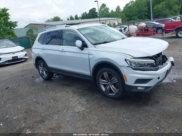 3VV4B7AX9JM129645 2018 VOLKSWAGEN TIGUAN - Image 1